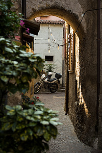 古老的意大利小城镇旧街道图片
