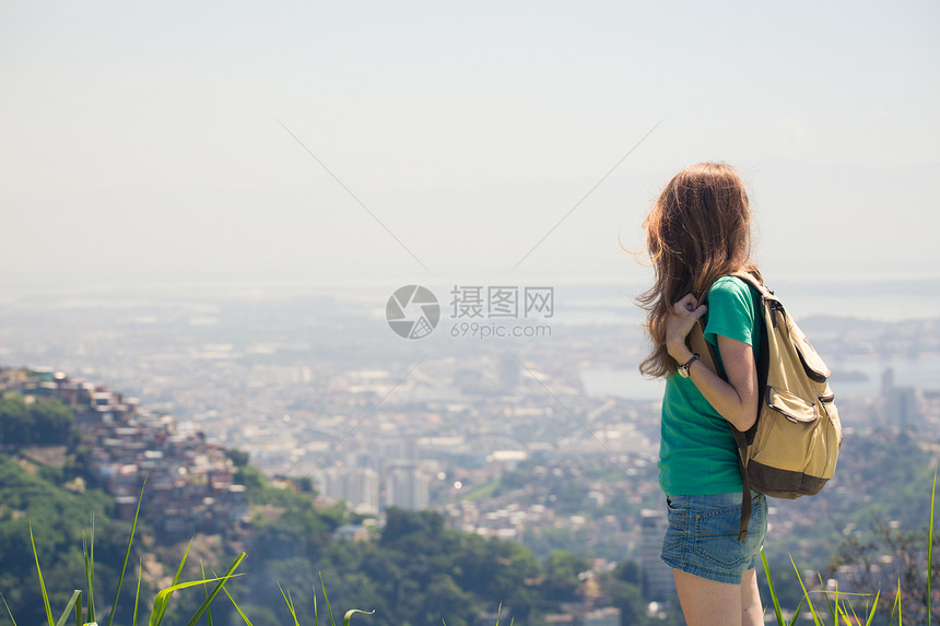 背着背包看里约城市风光的女游客图片