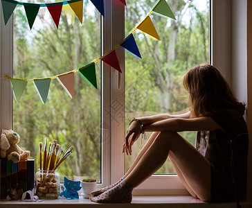 青少年女孩坐在子和房间的窗台上图片