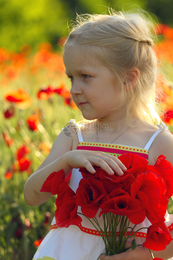 手捧鲜花的小女孩图片