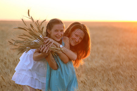 母女两手握小麦图片