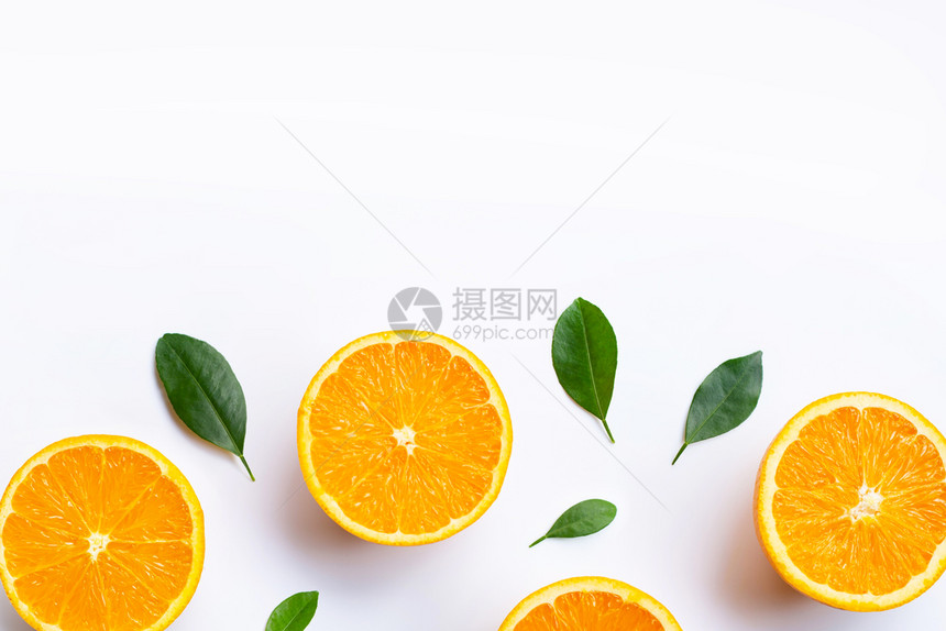 橙色水果和白背景的叶子顶部视图图片