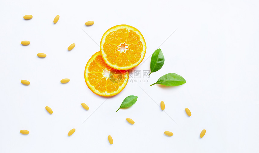 白底带橙果的维生素C药丸图片