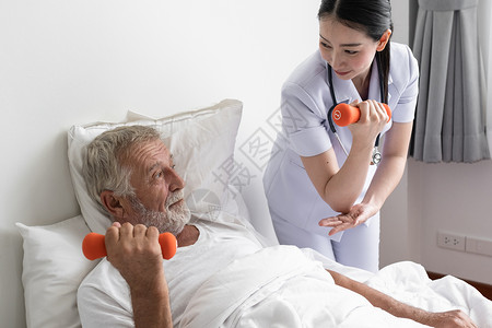 老年男子与微笑的护士通过体重培训和在养老院的床上欢呼来检查保健情况图片