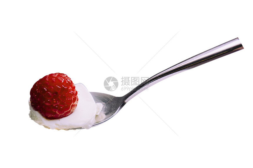 鲜红草莓青奶油银勺白底绝缘图片