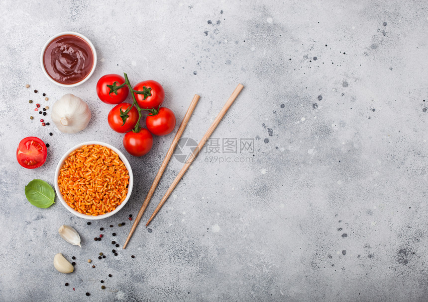 白盘饭碗上面有西红柿烤肉大蒜和筷子图片