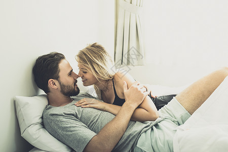 幸福的情侣在床上接吻图片