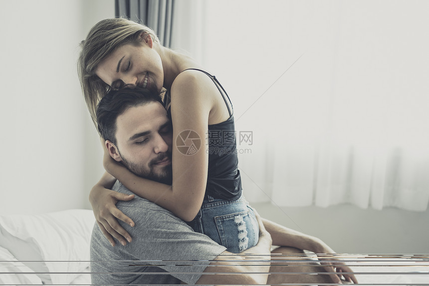 幸福的一对情侣在床上拥抱图片