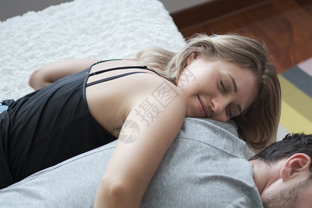 女子抱着男友睡觉图片