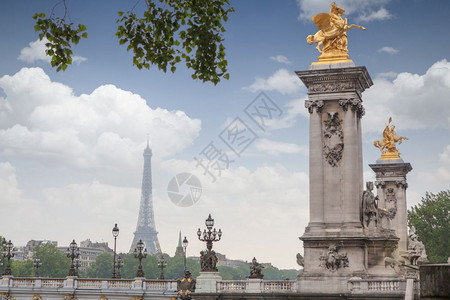 巴黎法国桥上的金纪念物三号桥和后草地上的埃菲尔塔图片