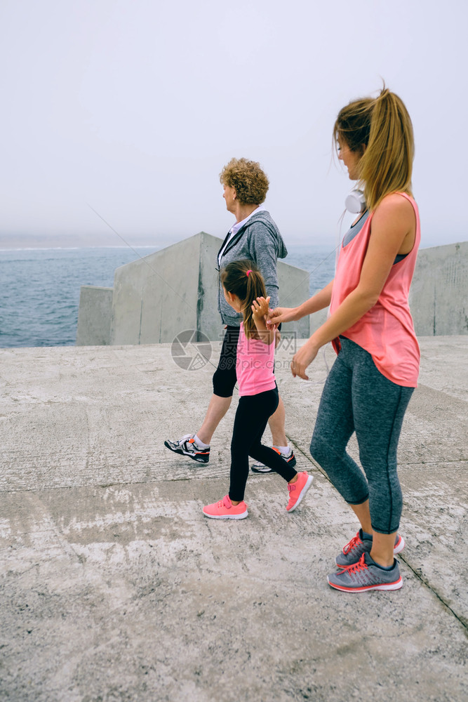 三代女在海上码头行走三代女在海上行走图片