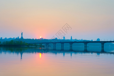 乌拉盖河以帕顿桥和基辅市为主日落时乌拉茵背景