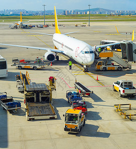 机场的服务车载运成乘客的行李图片