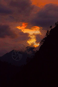 幕阜山山幕下阴暗的日落印地亚背景