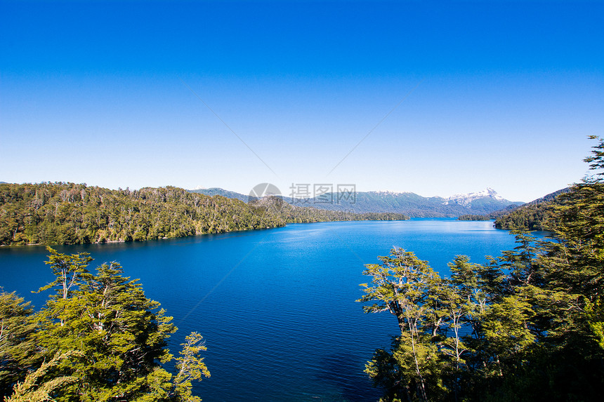 山和湖夏季风景在圣马丁德洛斯和阿根廷图片