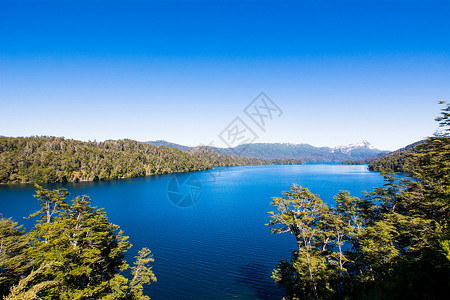 内乌肯省山和湖夏季风景在圣马丁德洛斯和阿根廷背景