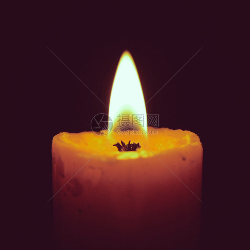 在黑色上燃烧蜡烛并产生反转过滤效果图片