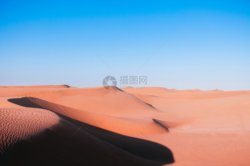 夜光明亮天空晴朗的alWthb沙漠中空的异国沙丘风景图片