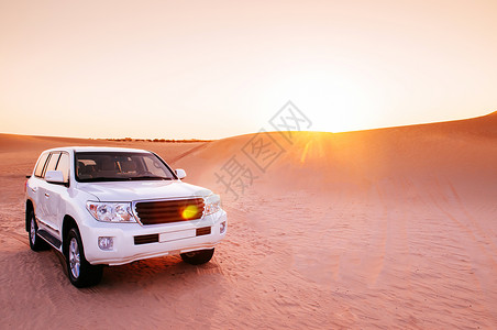 阿布达比迪拜阿布扎比沙漠越野日落旅行在阿尔瓦塔的suv汽车可以抵御日落或日出背景