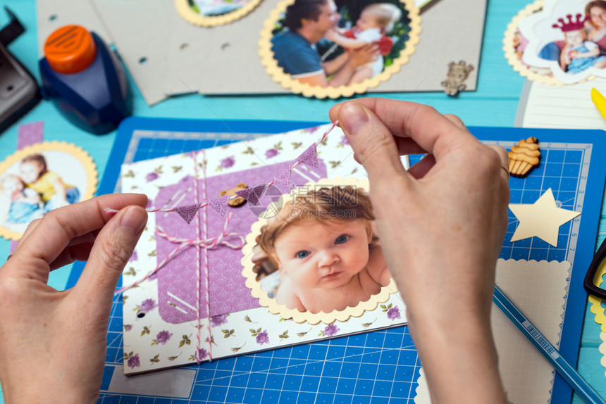 儿童卡片和装饰工具的过程图片