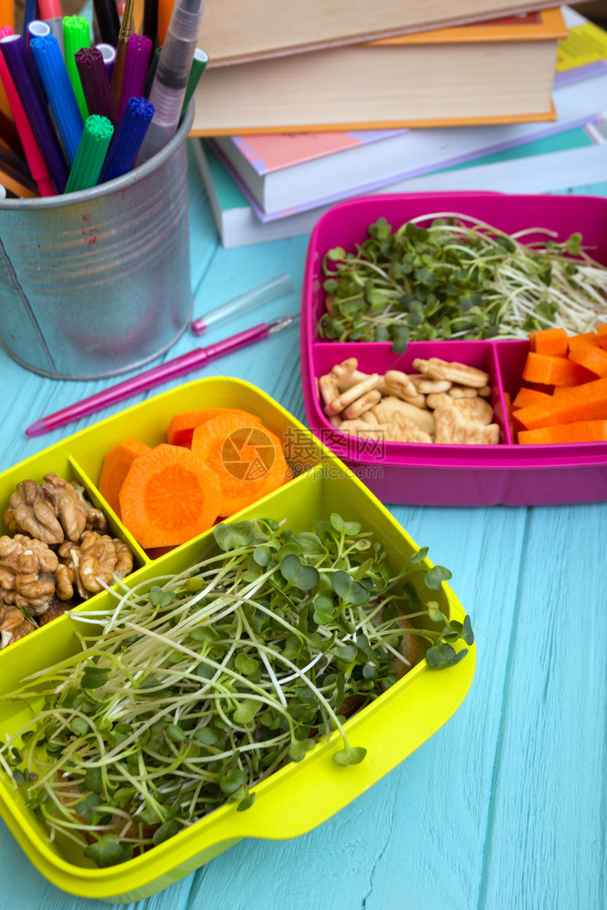 为学童和生提供健康零食学习和健康饮食带品的午餐盒胡萝卜坚果芽图片