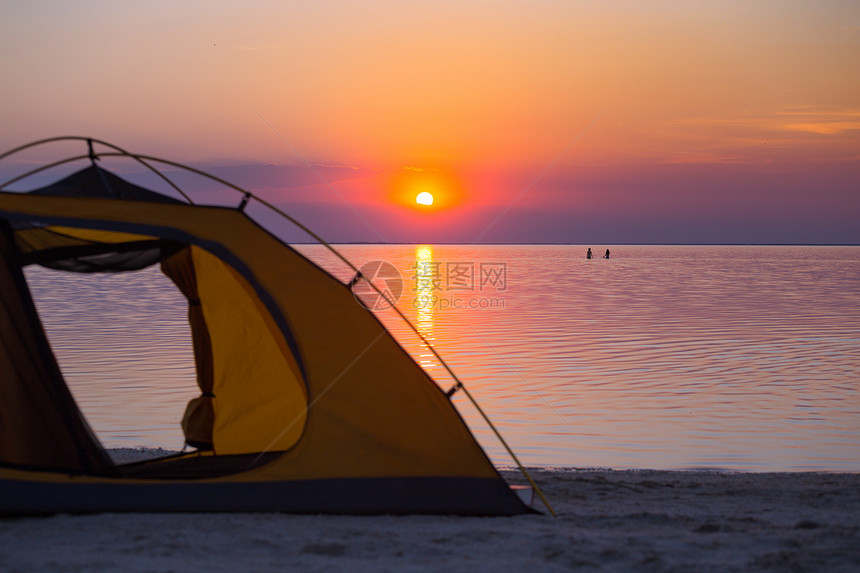 日落背景的帐篷乌拉尼海面的风景图片