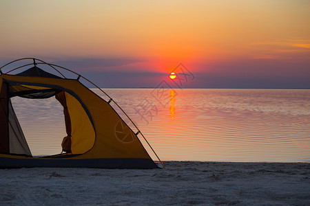 费多日落背景的帐篷乌拉尼海面的风景背景