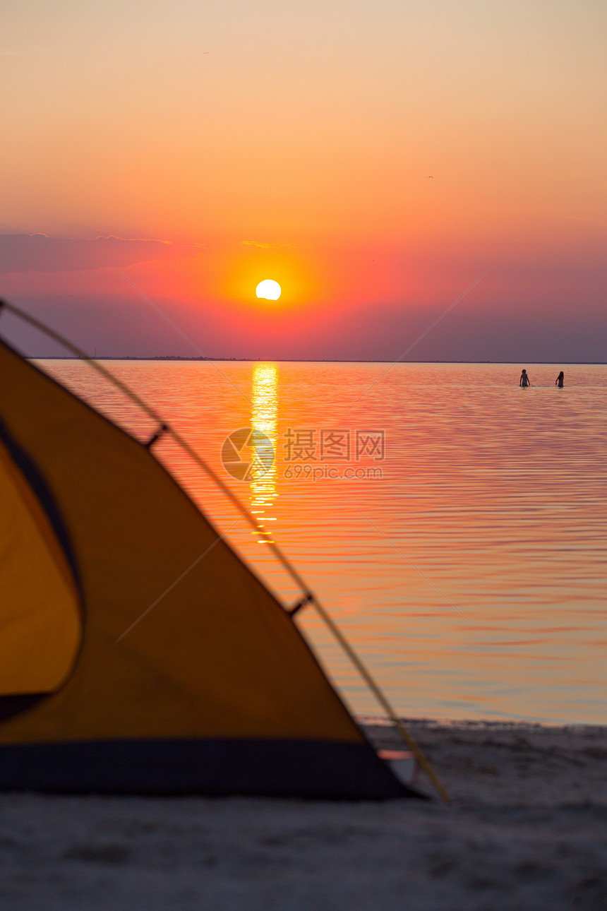 日落背景的帐篷乌拉尼海面的风景图片