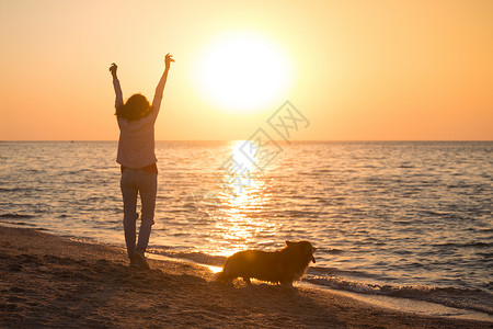 费多和海边的一条狗在起女孩阿佐夫海的乌拉尼群岛风景背景