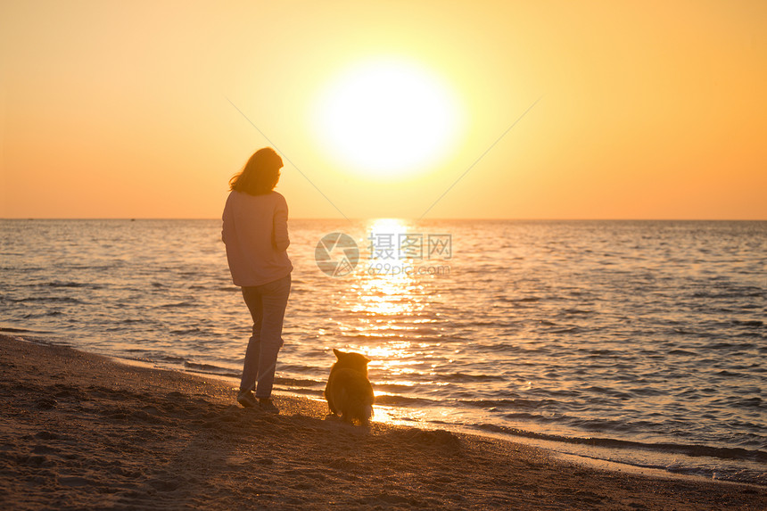 和海边的一条狗在起女孩阿佐夫海的乌拉尼群岛风景图片