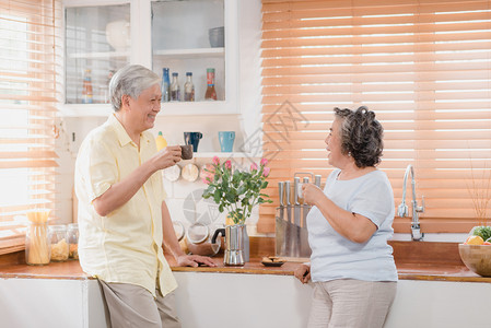 老年人家庭在家里喝咖啡背景图片