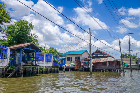 浮动小屋在khlongakothailnd上的传统老房子在khlongtailnd上的传统房子背景