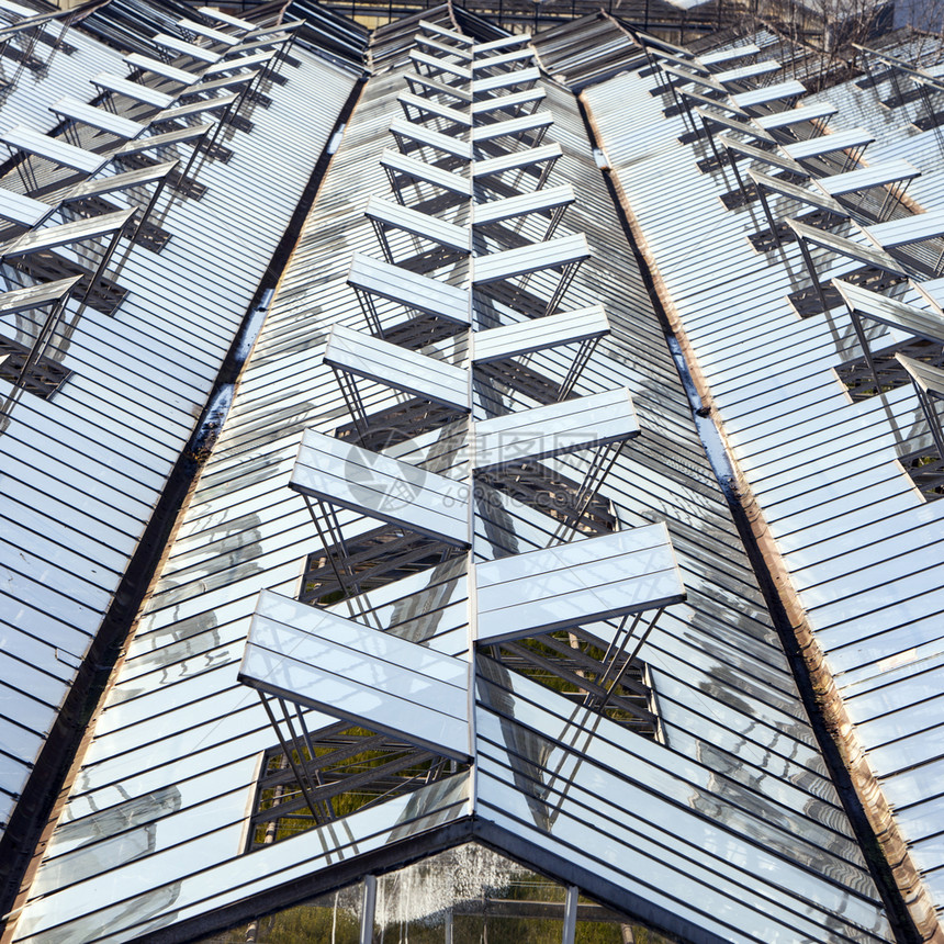 内地玻璃和金属温室的抽象建筑结构图片