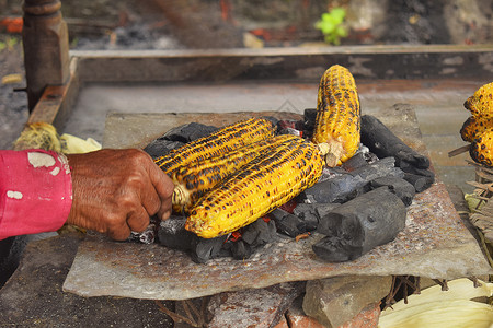 被烤在煤炭上的玉米图片