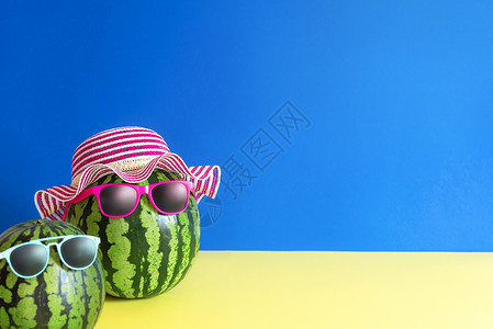 长得可爱的夏季水果图象其中一男女西瓜有墨镜和帽子印在蓝黄纸上图片