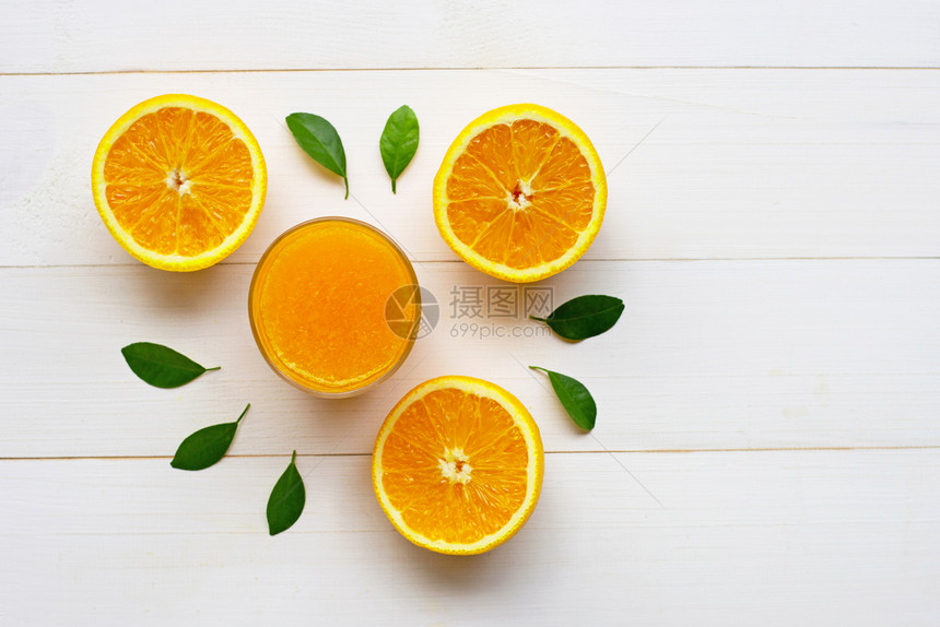 白木本底有新鲜果实的玻璃橙汁图片