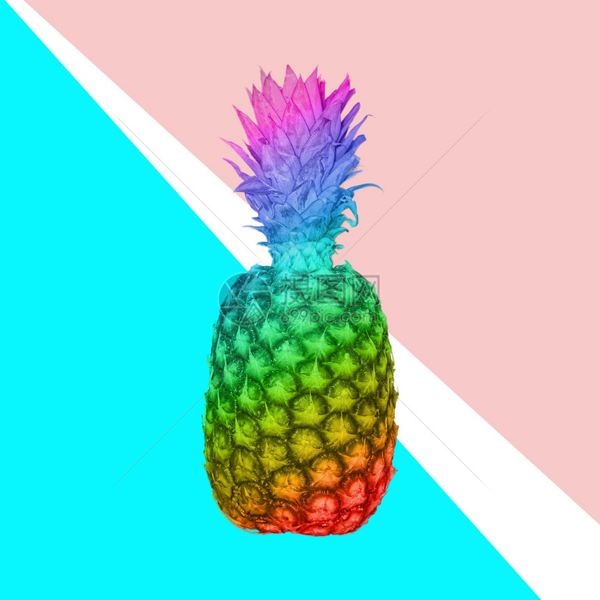 新鲜美味的菠萝彩虹被粉红色背景所笼罩图片