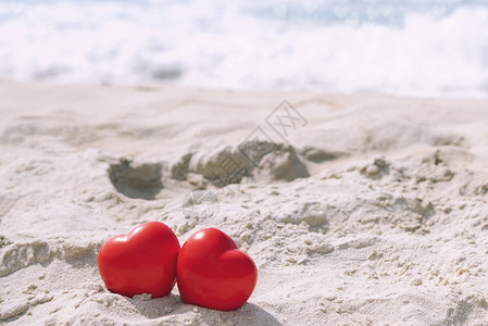热带海滩上的红心在阳光明媚的白天免费复制文本空间爱和情人节背景概念图片