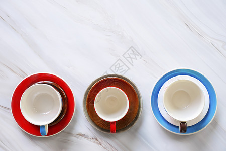 白桌上空的彩色咖啡杯有文字空闲间图片