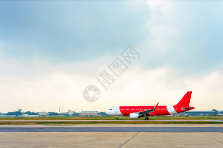 红色飞机在跑道上准备起飞图片