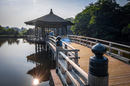 乌基米多日本奈良公园湖面上的ukimido亭日本奈良公园水上的ukimido亭背景