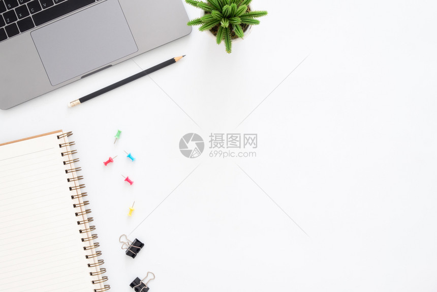 工作空间办公桌的顶层上面有笔记本铅和白色背景的植物顶层视图上面有复制空间平面摄影图片