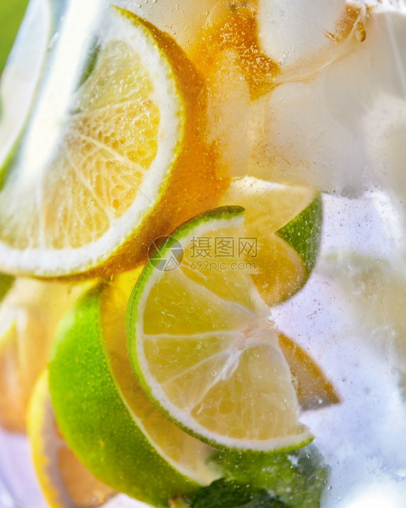 鸡尾酒加柠檬和冰块冷酒精或非夏季饮料的概念大型柑橘饮料背景杯中含柠檬和片图片