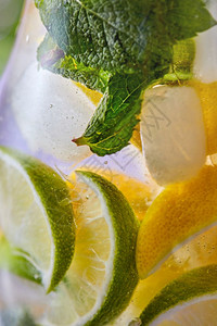 冷饮或非酒精的夏季饮料喝柠檬和及薄荷叶图片