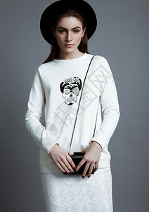 白色的美丽时装模特工作室戴黑帽子的图片