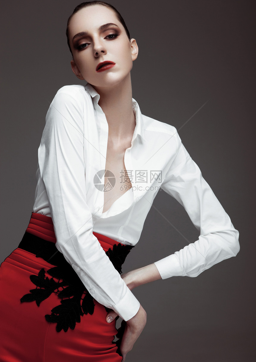 穿着红裤子和灰底白衬衫的漂亮时装模特图片
