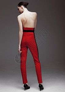 穿着红裤子和灰底白衬衫的漂亮时装模特高清图片