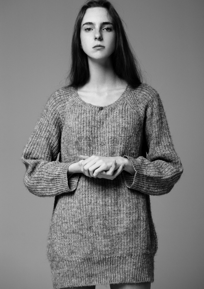 模型肖像测试年轻美丽的时装模特身着灰色的跳跃器背景戏剧肖像图片