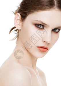 美容时装模型有烟色眼睛化妆的美容皮肤护理和白底温泉处图片