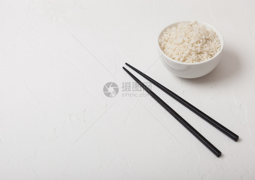 白碗加煮的有机巴斯马提茉米饭白底黑筷子图片